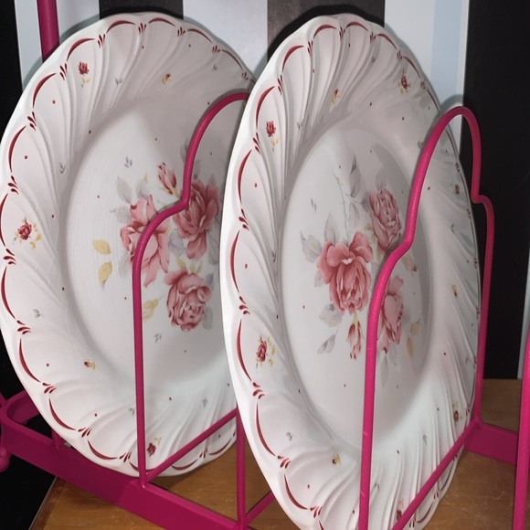 16 PC Vintage Dinner Plate /Mugs/Saucers Roses Floral & a Hot Pink Display Rack - Picture 11 of 17